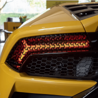 Set 2 folii autoadezive decupate pentru decorarea stopurilor auto, dimensiune 2 x 48 x 30cm, culoare Negru Mat, model HONEYCOMB TRIANGLE Set 2 folii autoadezive decupate pentru decorarea stopurilor auto, dimensiune 2 x 48 x 30cm, culoare Negru Mat, model HONEYCOMB TRIANGLE