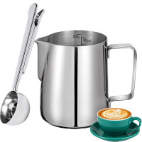 Set latiera pentru spumare lapte cu gradatie si lingurita dozatoare cafea/ceai, Quasar & Co.®, cu maner si cioc, cu clema de inchidere, cana barista, inox, 600 ml, argintiu