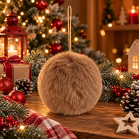 Glob decorativ pufos pentru bradul de Craciun, cu aspect de blana artificiala, design elegant cu textura moale si pufoasa, pentru impodobirea bradului
